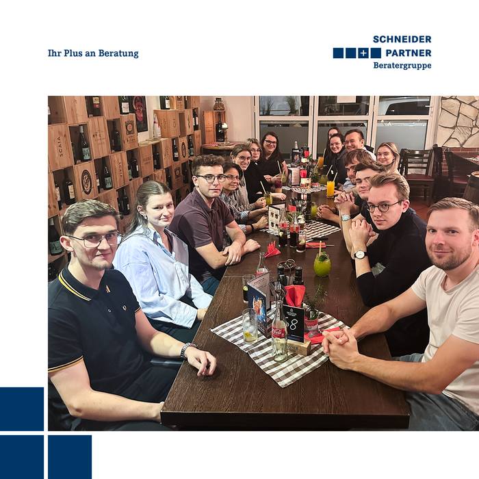 Junge Leute sitzen an einem Tisch im Restaurant